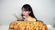 小姐姐吃鸡米花和薯条吗,吃鸡米花与薯条的惬意午后