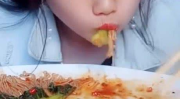 外国小姐姐吃大盘金针菇,美味与文化的碰撞