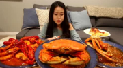 两位小姐姐在吃海鲜英语,Two Girls Enjoying Seafood Delights