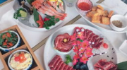 带小姐姐去烤肉店吃,尽享美食时光
