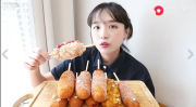 韩国小姐姐吃自制热狗棒,美味与创意的完美融合