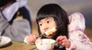 娱乐吃瓜酱妈妈维护女儿,娱乐吃瓜酱妈妈力挺女儿，坚信其良心不坏
