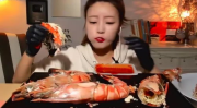 小姐姐吃超大号的橡皮糖,小姐姐勇吃超大号橡皮糖